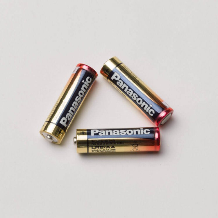 3 pack of AA alkaline batteries